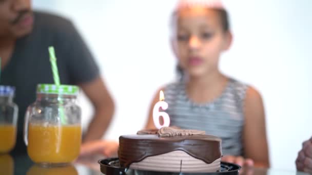 niedliches Mädchen bläst Kerze auf Geburtstagsparty - Filmmaterial, Video