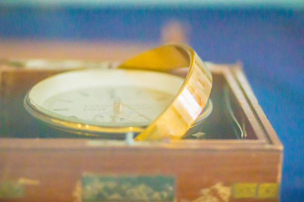 Vintage παλιά Θαλάσσιο χρονόμετρο, ένα ρολόι που είναι ακριβείς και αρκετά ακριβείς για να χρησιμοποιηθεί ως μια φορητή στιγμή πρότυπο? ως εκ τούτου μπορεί να χρησιμοποιηθεί για να καθορίσουν το γεωγραφικό μήκος μέσω της Ουράνιας ναυσιπλοΐας - Φωτογραφία, εικόνα