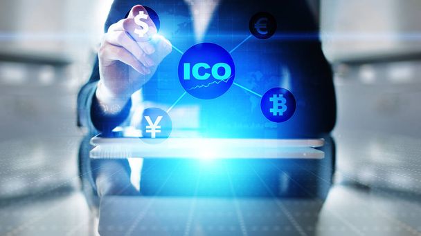 Ico - 初期コイン提供、フィンテック、金融、cryptocurrency 画面で仮想概念を取引します。ビジネス、技術 - 写真・画像