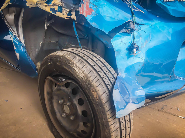 Primer plano frente a azul coche nuevo distorsionado por accidente. Se estrelló coche azul nuevo gravemente dañado y necesita ayuda para mudarse al garaje para reparar y llamar al ajustador de pérdida para la reclamación de seguro de coche
. - Foto, imagen