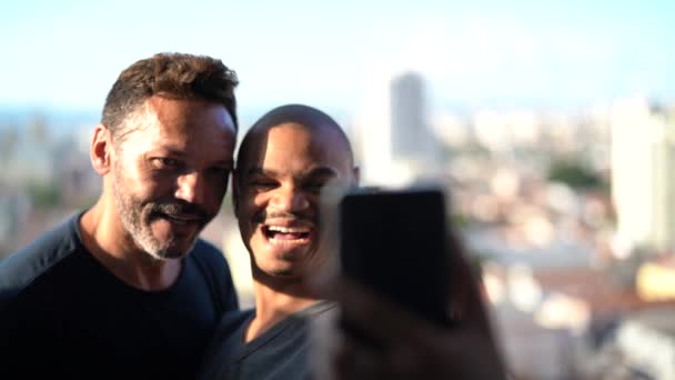 Gay manželský pár, přičemž selfie s mobilním telefonem - Záběry, video