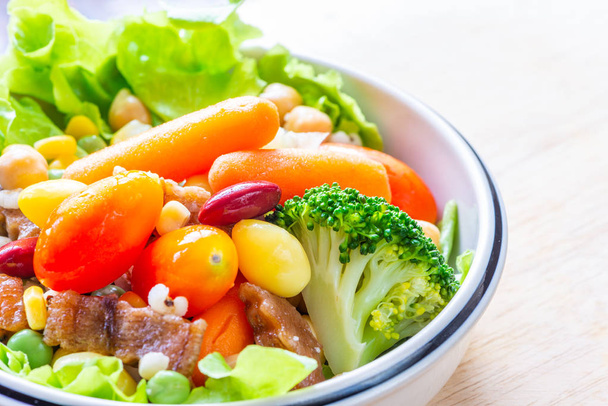 Cerca de alimentos saludables, ensalada, coloridos alimentos frescos para la salud
. - Foto, Imagen