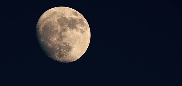 Kuun vaihe erittäin yksityiskohtainen kuva kirkkaasta kuusta yötaivaalla
 - Valokuva, kuva
