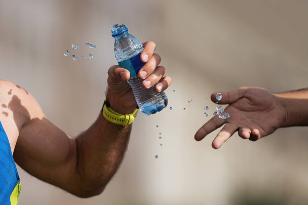 Estación de bebidas en un maratón de carreras, bebida hidratante durante una carrera
 - Foto, Imagen