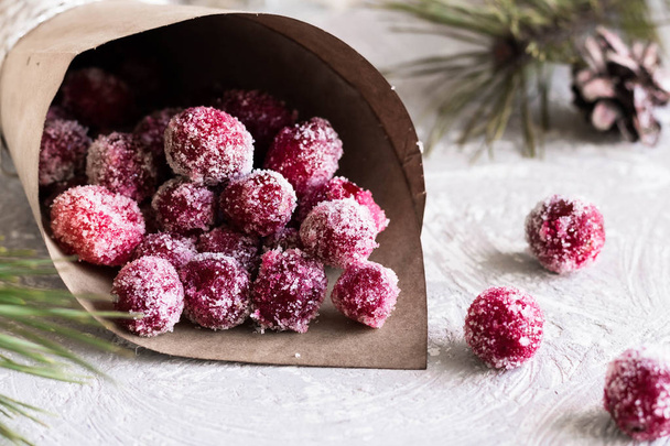 Candied cranberries on the background of fir branches - Foto, Bild