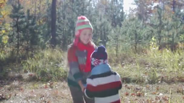 Twee kinderen spelen in het bos - Video