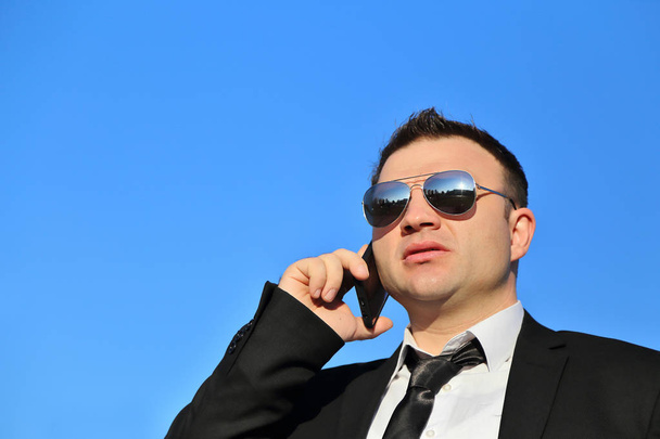 Empresário usando telefone celular ao ar livre - Foto, Imagem