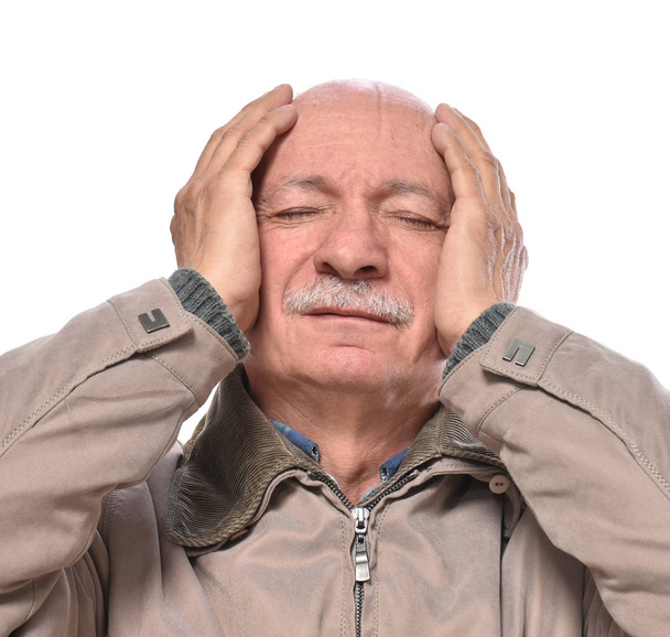 Älterer Mann mit Kopfschmerzen auf weißem Hintergrund - Foto, Bild