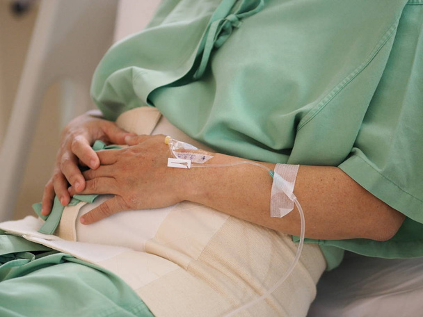 ingresados en el hospital admiten tratamiento para curar el dolor de estómago paciente Ward
 - Foto, Imagen