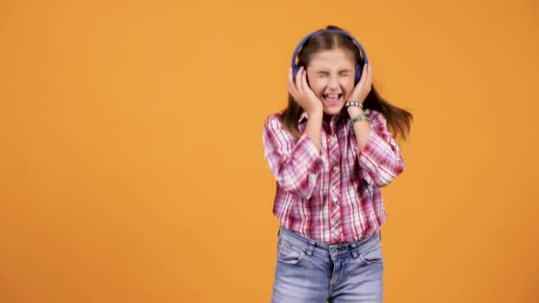 Šťastná dívka skákání při poslechu hudby - Záběry, video