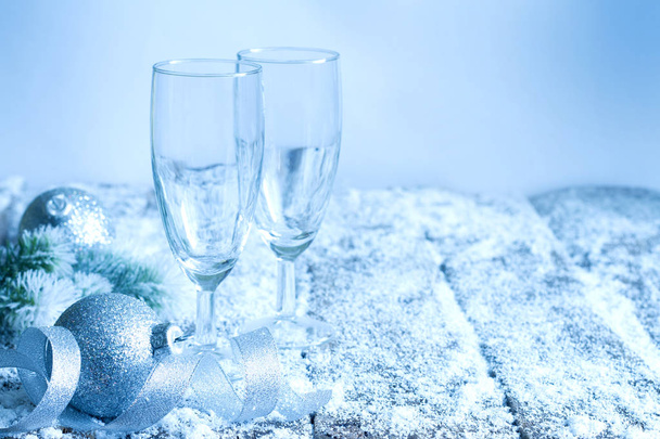 Χριστουγέννων Πρωτοχρονιάς παραμονή δείπνο φόντο έννοια με άδειο ποτήρια σαμπάνιας - Φωτογραφία, εικόνα
