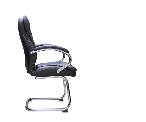 Widok profilu krzesło biurowe z czarnej skóry. Na białym tle - Zdjęcie, obraz