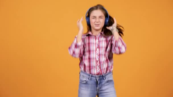 Gelukkig lachend meisje springen tijdens het luisteren muziek - Video