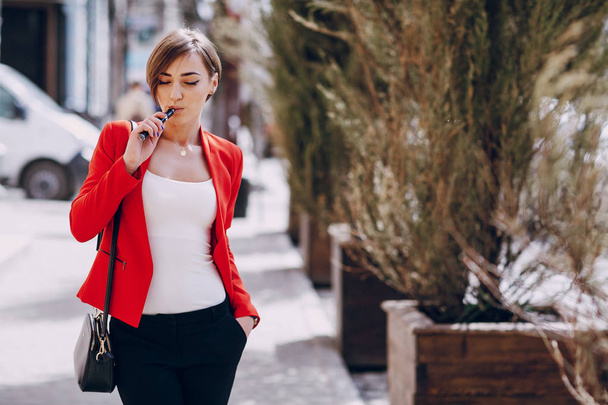 girl with the electronic cigarette - Φωτογραφία, εικόνα