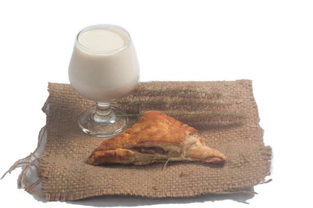 Κρουασάν με τόνο και γάλακτος απομονωμένη απομονωθεί σε λευκό - Φωτογραφία, εικόνα