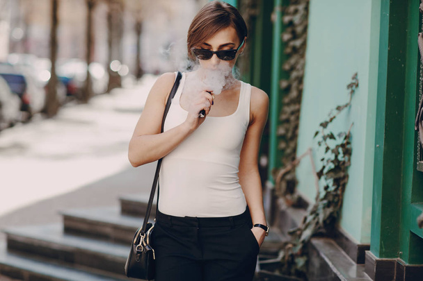 girl with the electronic cigarette - Фото, зображення