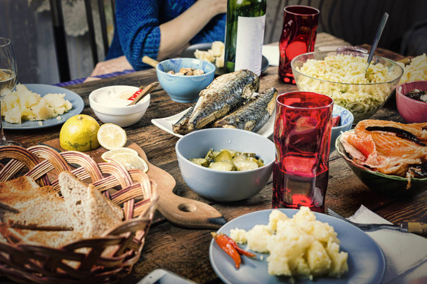 Kiitospäivän illallinen perheen kanssa, maukkaita herkkuja pöydällä
 - Valokuva, kuva