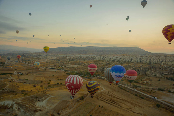 The great tourist attraction of Cappadocia - balloon flight. Cappadocia is known around the world as one of the best places to fly with hot air balloons. Goreme, Cappadocia, Turkey. - Foto, imagen