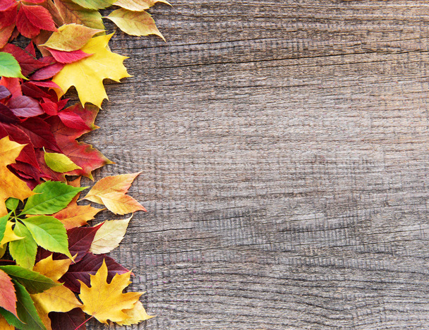 hojas de otoño sobre una vieja mesa de madera
 - Foto, imagen