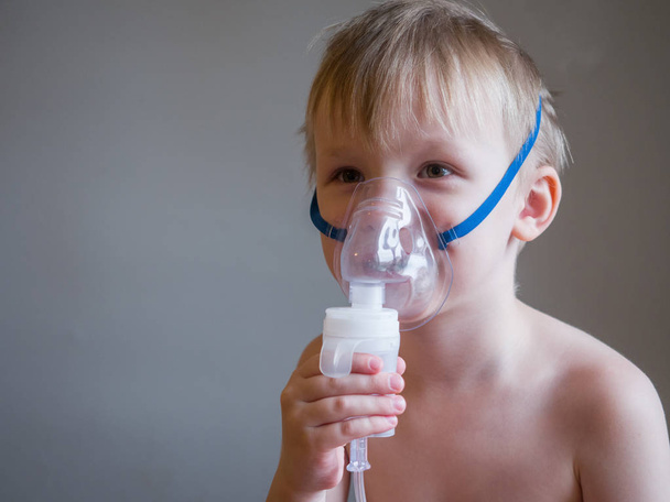 Child making inhalation with mask on his face. Asthma problems concept - Foto, Bild