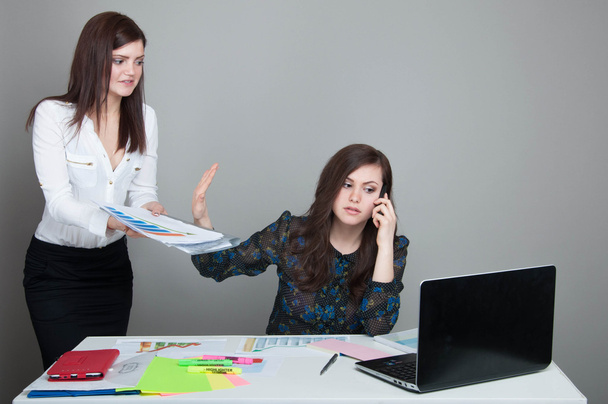 Две женщины-руководители, работающие в офисе
 - Фото, изображение