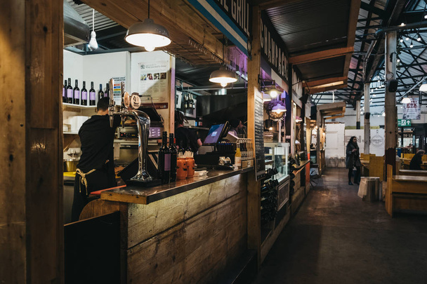 London, UK - November 2, 2018: Food and drink stands inside Mercato Metropolitano, the first sustainable community market in London focused on revitalising the area and protecting environment. - Photo, Image