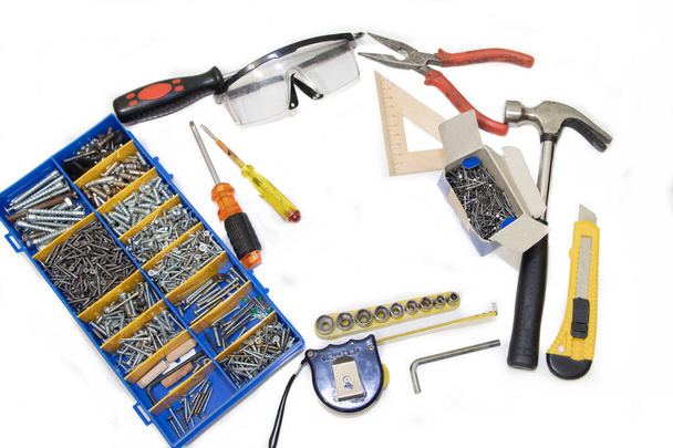 Reparaturwerkzeuge auf weißem Hintergrund. eine Reihe von Werkzeugen zum Sammeln von Möbeln. männlicher Werkzeugsatz. - Foto, Bild