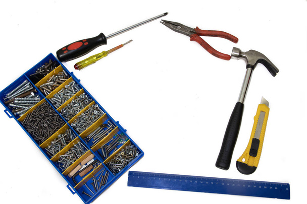 herramientas de reparación sobre un fondo blanco. Un conjunto de herramientas para la recogida de muebles. Kit de herramientas masculino
. - Foto, imagen
