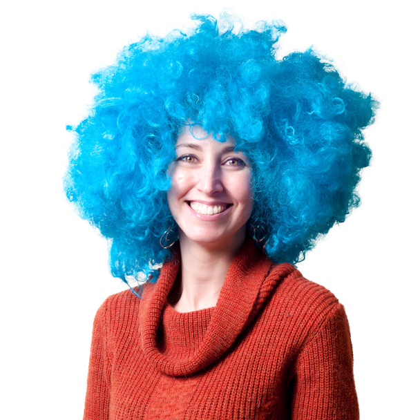 mooi meisje met krullend blauwe pruik en coltrui - Foto, afbeelding