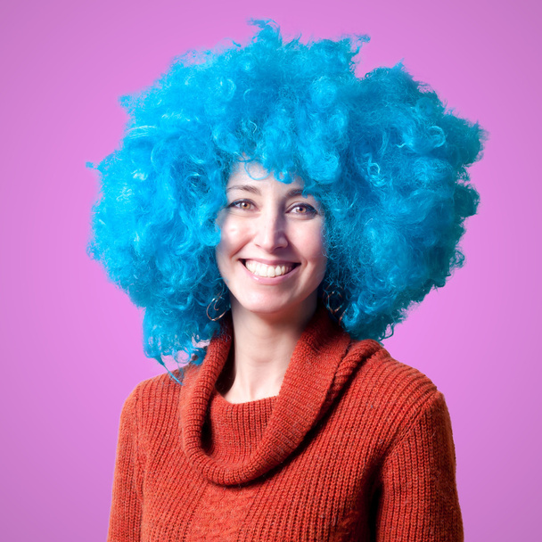 красивая девушка с вьющимся голубым париком и водолазкой
 - Фото, изображение