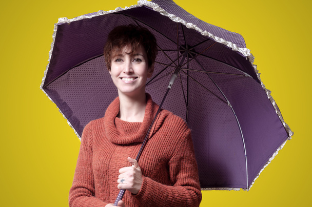 mulher bonita com suéter e guarda-chuva
 - Foto, Imagem
