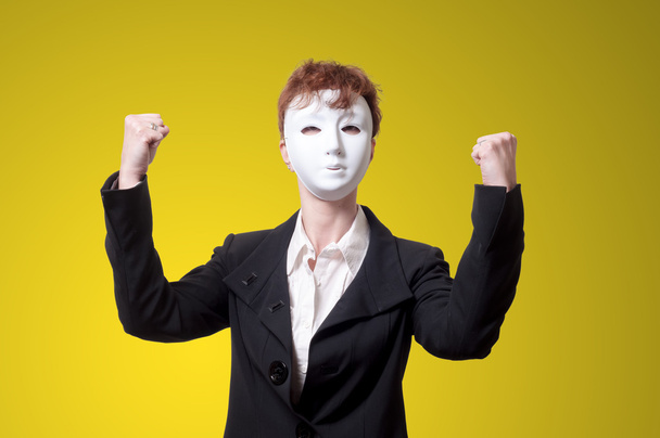 ισχυρή επιχείρηση γυναίκα με λευκή μάσκα - Φωτογραφία, εικόνα