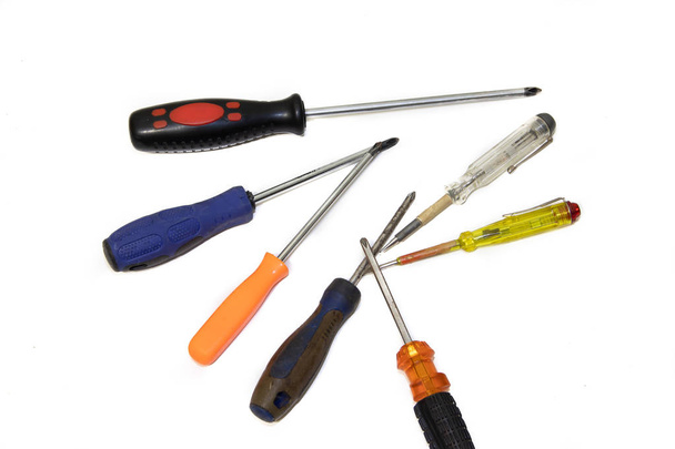 destornillador sobre fondo blanco. Un conjunto de herramientas para la recogida de muebles. Kit de herramientas masculino
. - Foto, imagen