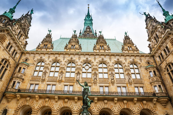 The statue of Hygieia the goddess of health and hygiene n the courtyard of Hamburg City Hall (Rathaus), Germany. - 写真・画像