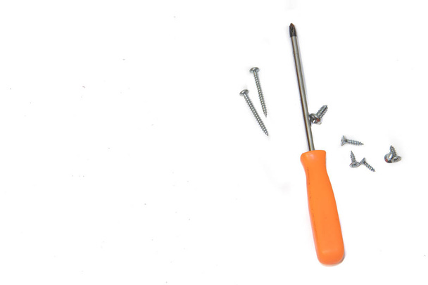 destornillador sobre fondo blanco. Un conjunto de herramientas para la recogida de muebles. Kit de herramientas masculino
. - Foto, imagen