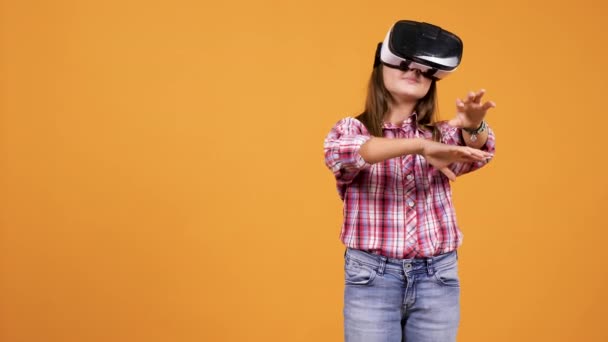 junges Mädchen trägt ein Virtual-Reality-Headset - Filmmaterial, Video