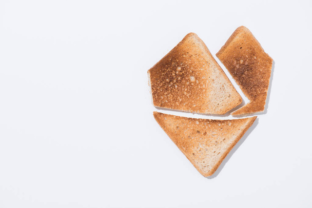 szív alakú Toast fehér felületre felülnézet - Fotó, kép