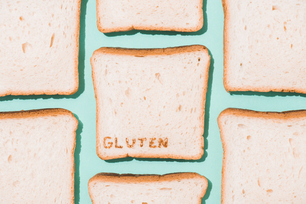 felülnézet gluténmentes kenyér szeleteket jelentkezik kék - Fotó, kép