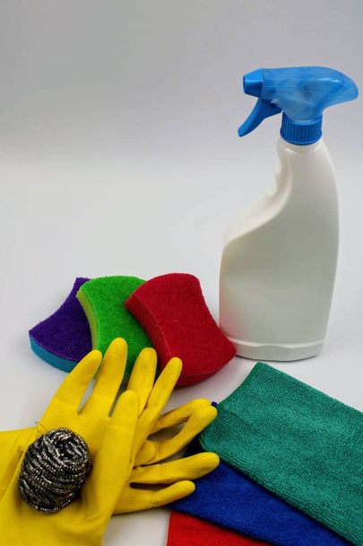 Εικόνα του καθαρισμού σκευών με πολύχρωμα σφουγγάρια και τα κίτρινα γάντια - Φωτογραφία, εικόνα