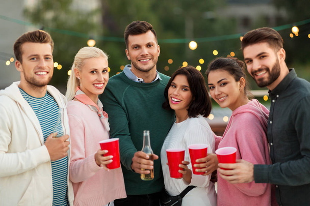amigos con bebidas en copas de fiesta en la azotea
 - Foto, imagen
