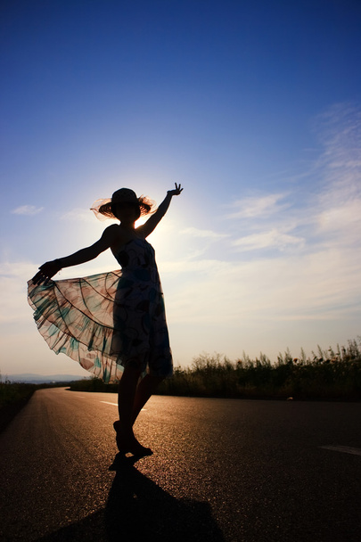dívka a sunset tance - Fotografie, Obrázek
