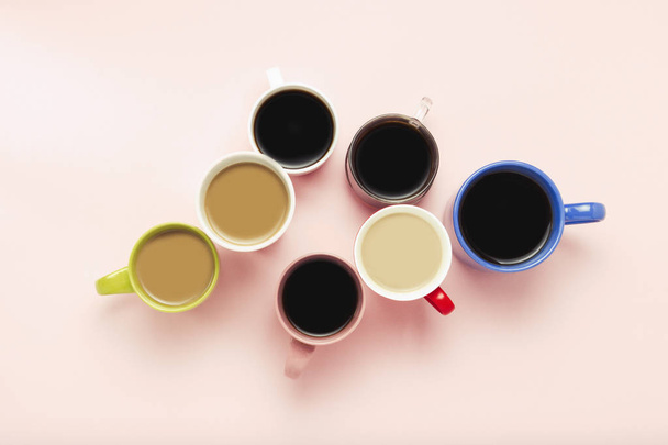 Beaucoup de tasses multicolores de café et de boissons au café sur un fond rose. Concept petit déjeuner avec café, café avec des amis. Couché plat, vue du dessus
. - Photo, image