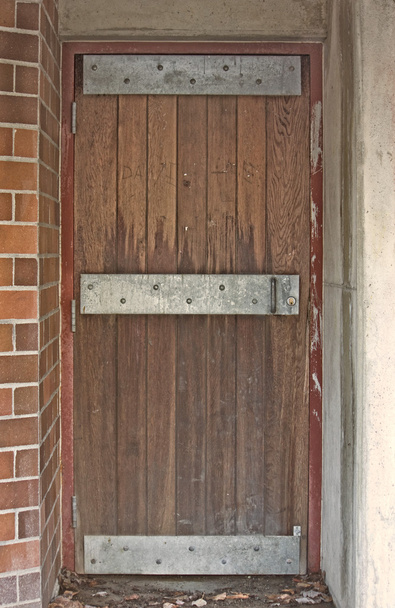 oude uitziende staal versterkte deur - Foto, afbeelding