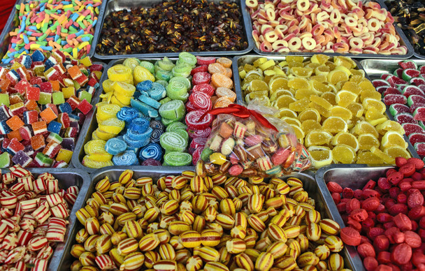 Різні цукерки на ринку, щоб запропонувати клієнтам
. - Фото, зображення