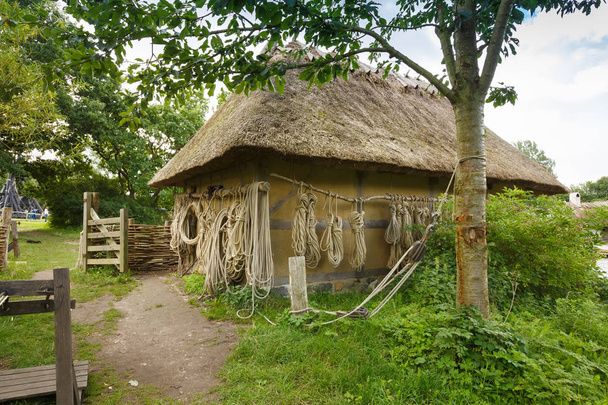 Η ΜΕΣΑΙΩΝΙΚΗ ΚΑΤΟΙΚΙΑ με σχοινί στο κέντρο της το Μεσαίωνα, το πειραματικό διαβίωσης Ιστορικό Μουσείο σε Sundby Lolland, Δανία. - Φωτογραφία, εικόνα