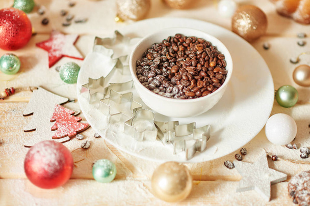 grains of coffee on the Christmas table - Foto, afbeelding