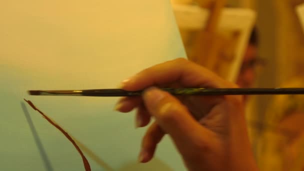 ペイント ブラシをキャンバスにアートを作る女性の手. - 映像、動画