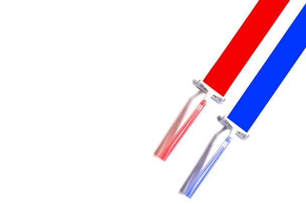 Twee multi gekleurde scheerapparaten laat merken op papier in vorm van gekleurde strepen. Minimale onverwachte kleur concept - Foto, afbeelding