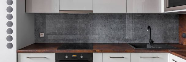 Yeni Mutfak granit backsplash ve fonksiyonel dolapları Panoraması - Fotoğraf, Görsel