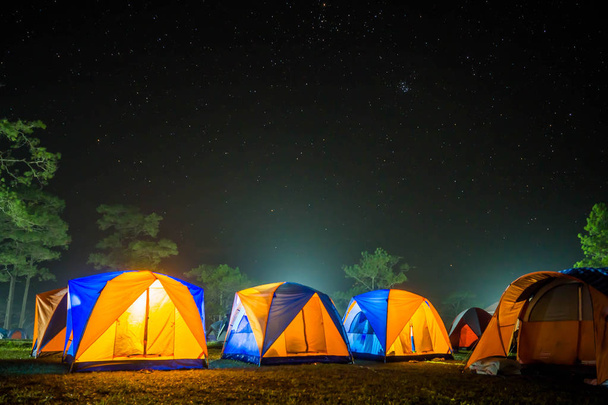 Acampar turismo e tenda com estrela na cena da noite
. - Foto, Imagem